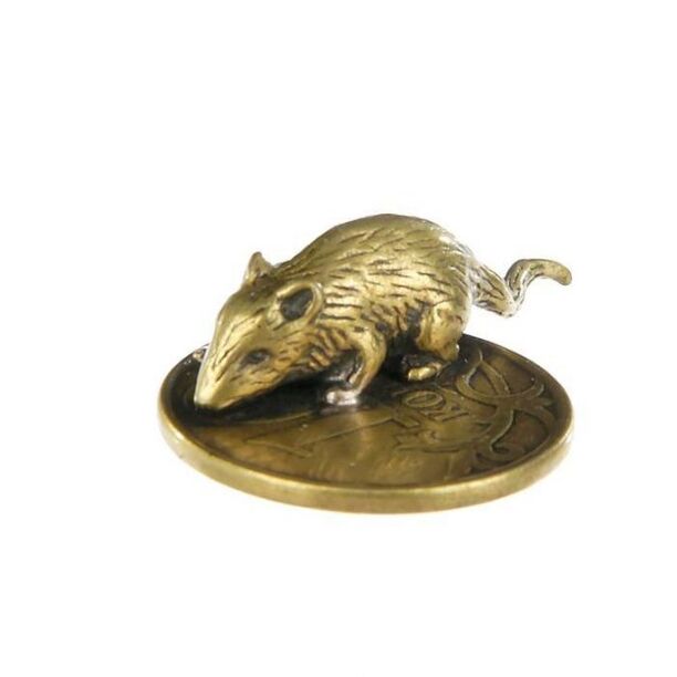 Amulet i një miu çantë me një monedhë për fat të mirë në çështjet e parave