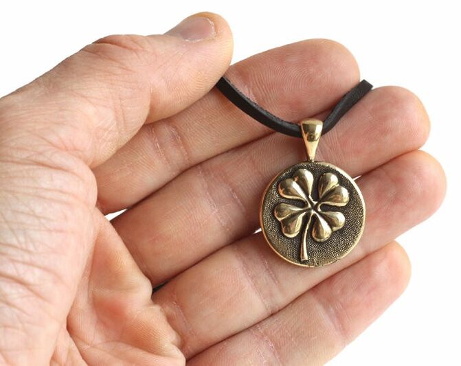amuleti tërfili me katër fletë-sjell fat të mirë dhe dashuri