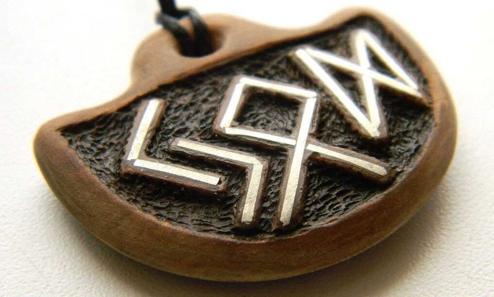 amuletë me fat me simbole runike